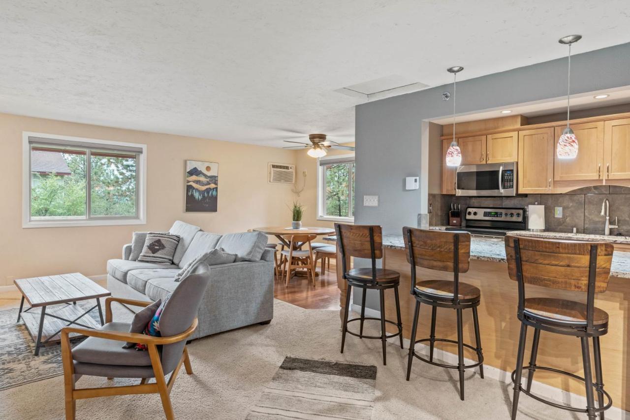 Modern Amenities Gas Fireplace Location Apartment *
