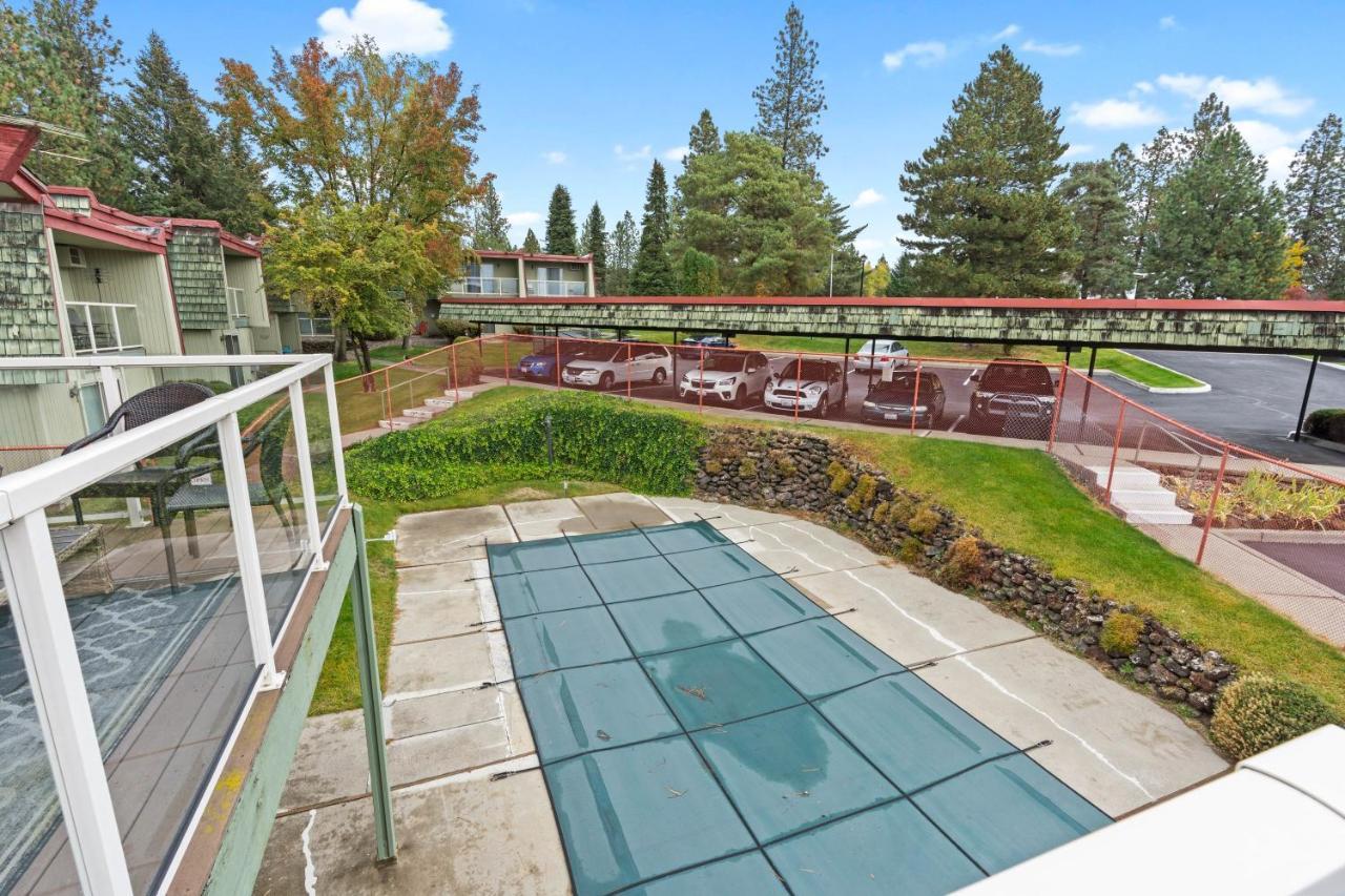 Modern Amenities Gas Fireplace Location Apartment