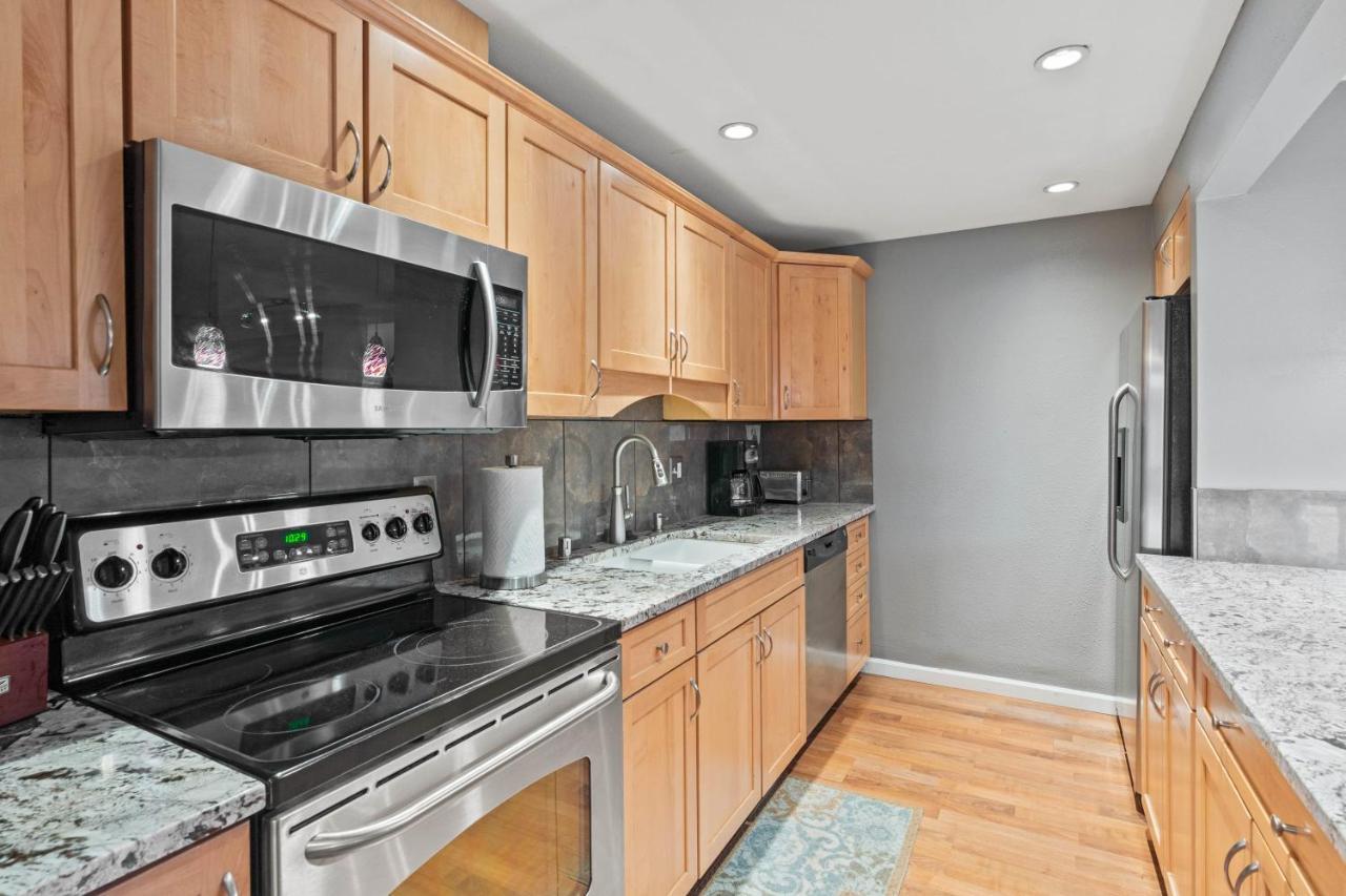 Modern Amenities Gas Fireplace Location Apartment *
